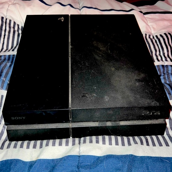 PS4 with extra storage - Picture 1 of 3